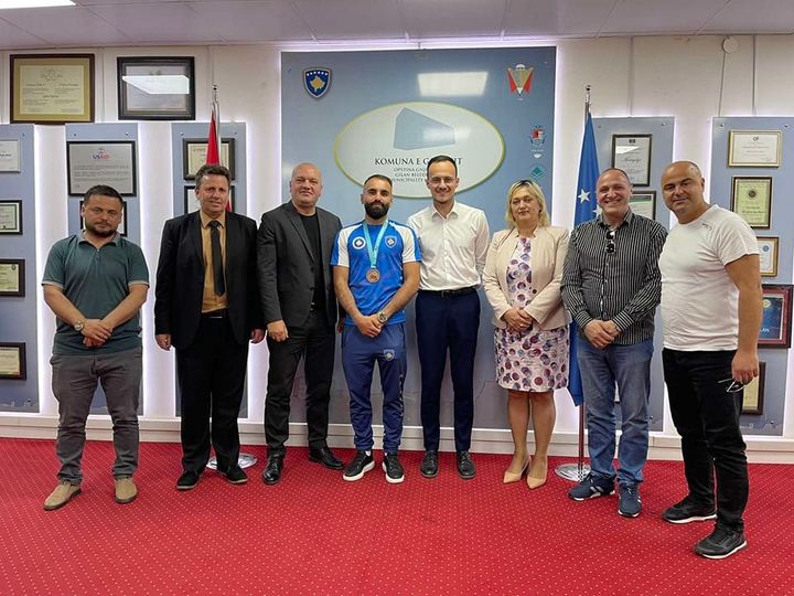 Në vazhdën e projektit për përkrahjen e klubeve anembanë Kosovës, Federata e karatesë së Kosovës sot vizitoi Komunën e Gjilanit