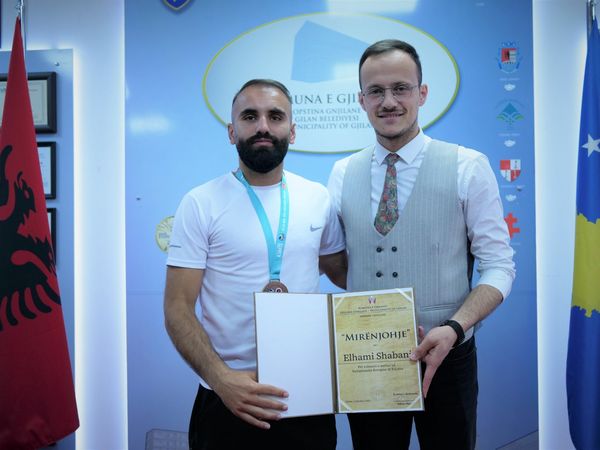 Kryetari Hyseni nderon me mirënjohje Elhami Shabanin, cili e fitoi medaljen e bronztë në Kampionatin Europian të Karatesë